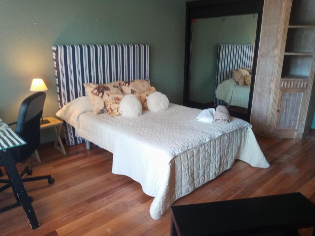 ein Schlafzimmer mit einem Bett mit Stofftieren darauf in der Unterkunft patricia in Villaviciosa de Odón
