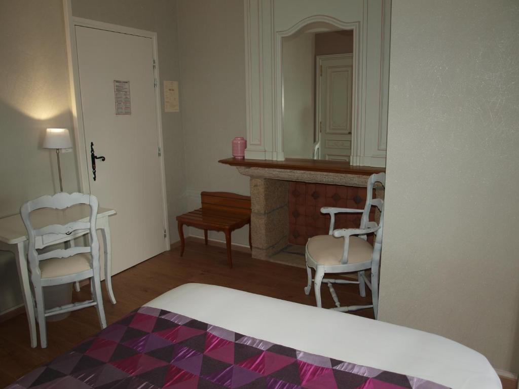 Postel nebo postele na pokoji v ubytování Hôtel Les Deux Magots
