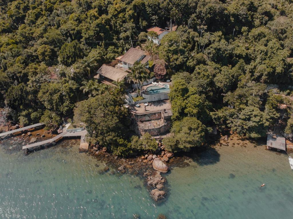 Uma vista aérea de Casa de Vidro com piscina - costeira Paraty Mirim