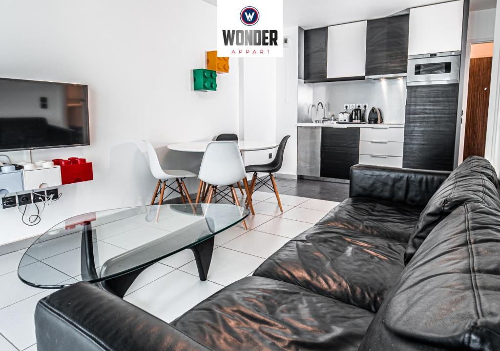 un salon avec un canapé et une table dans l'établissement WA 2.1 ·Légo, à Toulouse