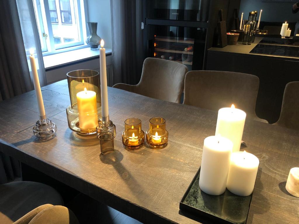 una mesa con velas encendidas encima en Luxury new apartment - Heart of Copenhagen, en Copenhague
