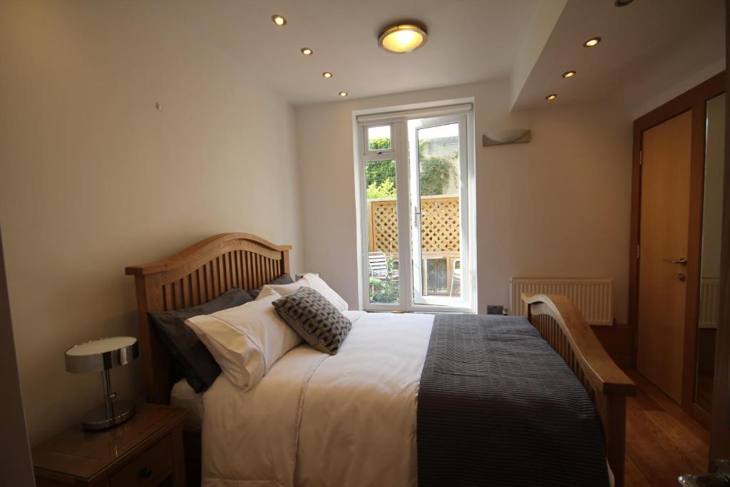 Un dormitorio con una cama grande y una ventana en Cambridge city centre immaculate 2 bed apartment, en Cambridge