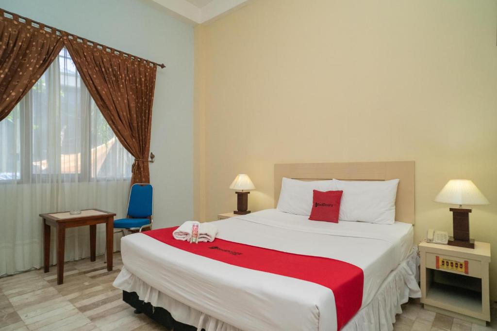 Postel nebo postele na pokoji v ubytování RedDoorz Plus near UIN Banjarmasin