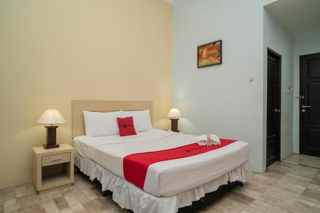 Postel nebo postele na pokoji v ubytování RedDoorz Plus near UIN Banjarmasin