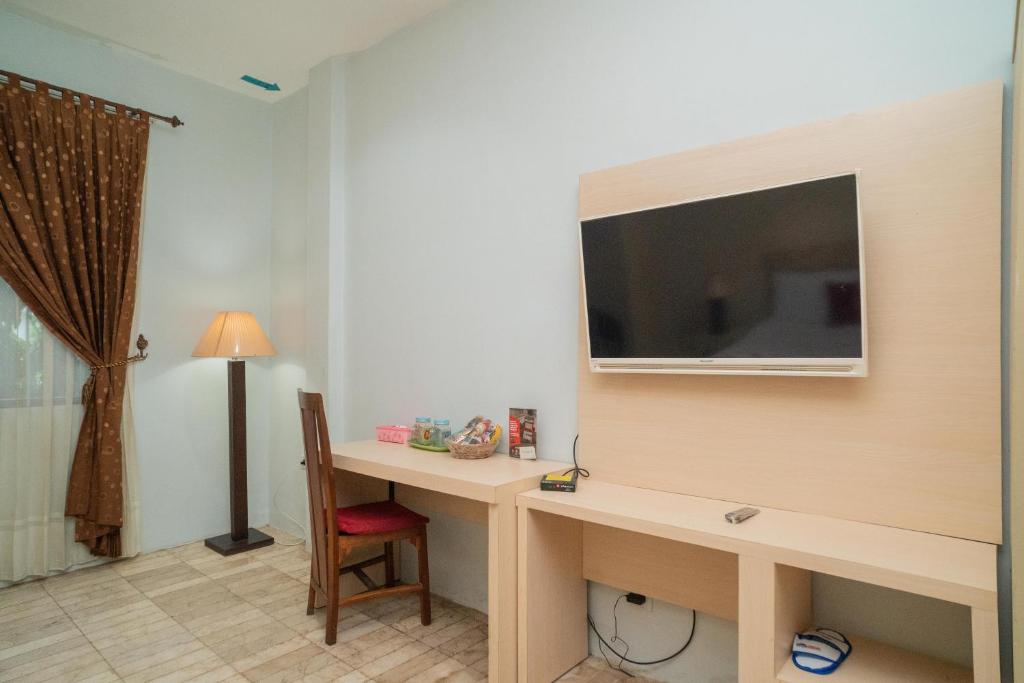 TV a/nebo společenská místnost v ubytování RedDoorz Plus near UIN Banjarmasin