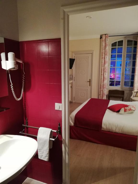 Postel nebo postele na pokoji v ubytování Hôtel Les Deux Magots