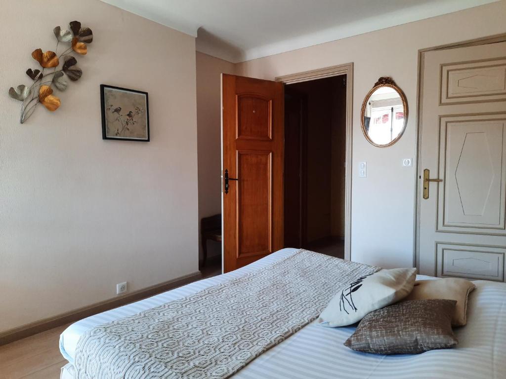 Postel nebo postele na pokoji v ubytování Hôtel Les Deux Magots