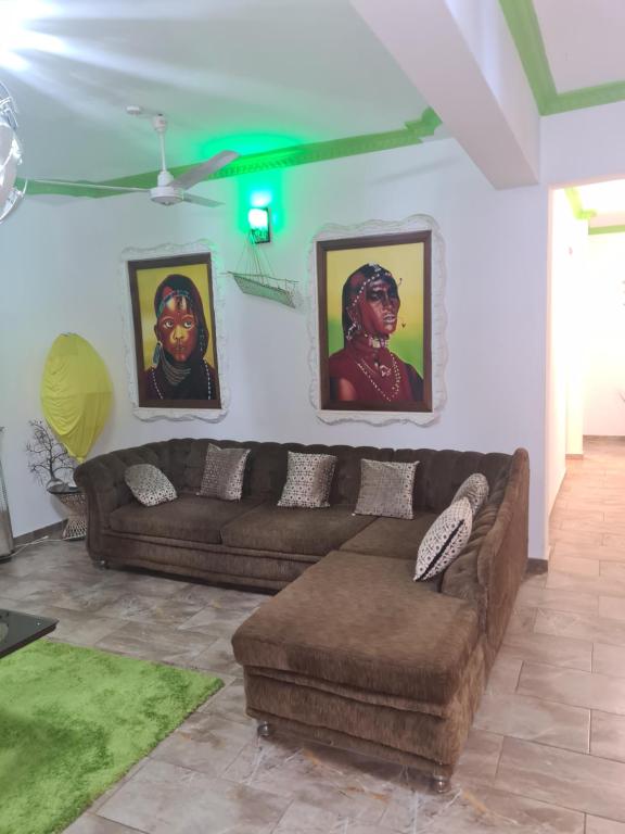 Posezení v ubytování Karibuni palace mtwapa