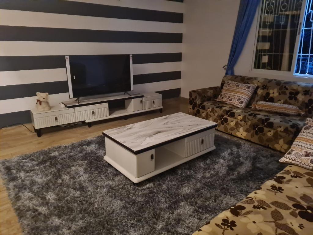 TV a/nebo společenská místnost v ubytování Karibuni palace mtwapa