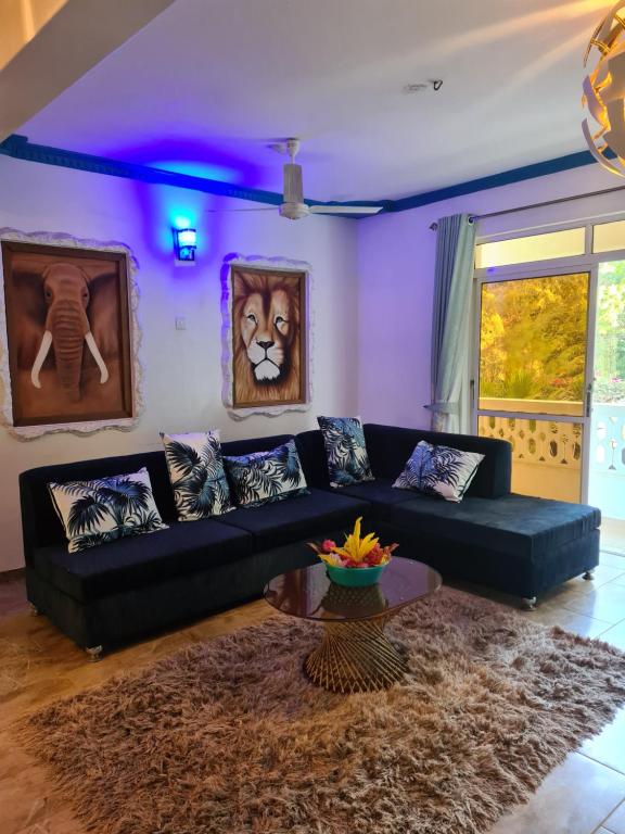 Posezení v ubytování Karibuni palace mtwapa