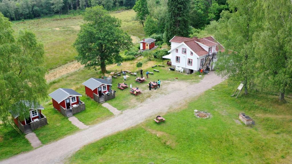 eine Luftansicht eines Hauses mit einer Gruppe von Personen im Hof in der Unterkunft Björsjöås Vildmark - room in the main house in Olofstorp