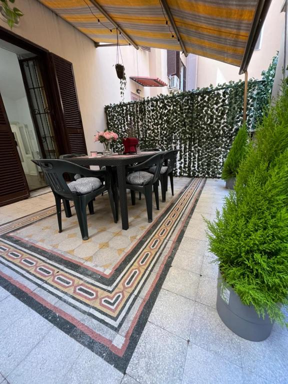 einen schwarzen Tisch und Stühle auf einer Terrasse in der Unterkunft MiRhome Apartment in Rom