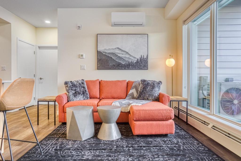 Modern Rustic Suite w/ King Bed & Kitchen Island, Calgary (updated