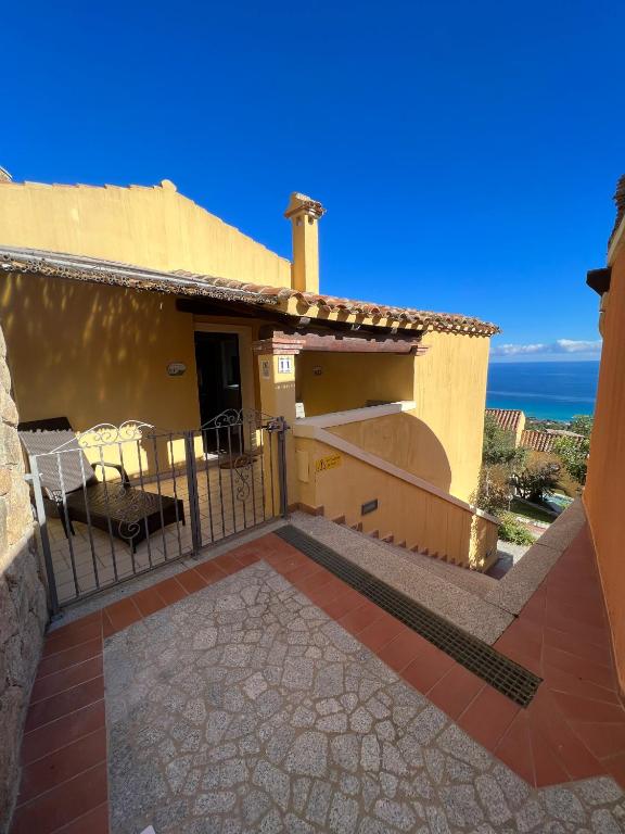 a house with a balcony with a view of the ocean at Bilocale Acquamarina presso i nidi dei cormorani in Costa Rei