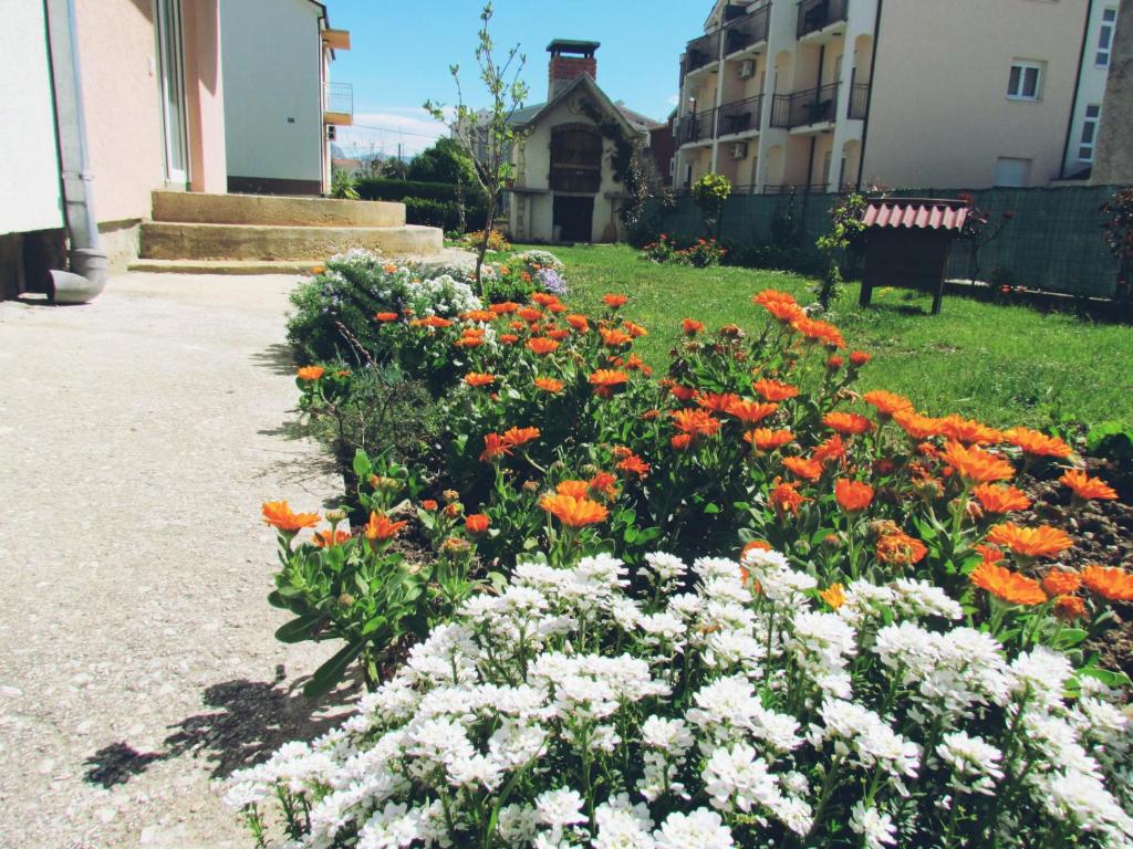 Vonkajšia záhrada v ubytovaní Apartman Petra