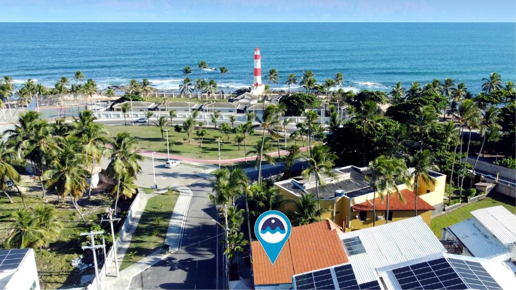 - une vue aérienne sur une plage avec un phare dans l'établissement FAROL BEACH Apartamentos & Suítes, à Salvador