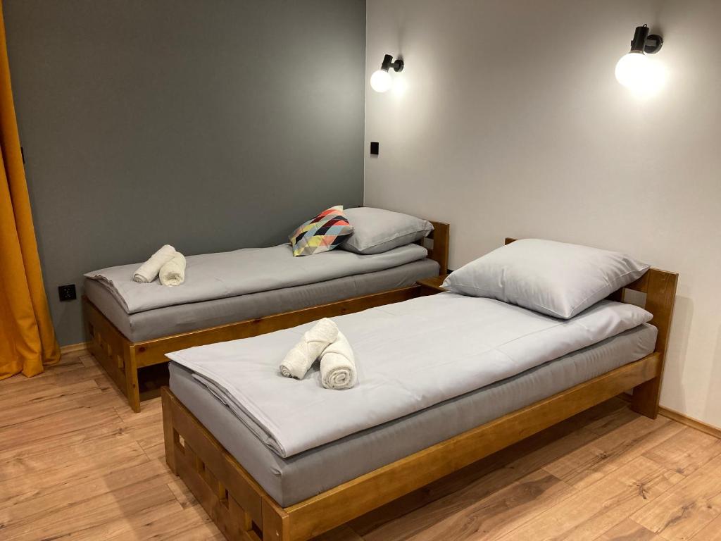Pokój z 2 łóżkami pojedynczymi w pokoju w obiekcie Rezydencja pod Cergową Wellness & SPA w mieście Dukla
