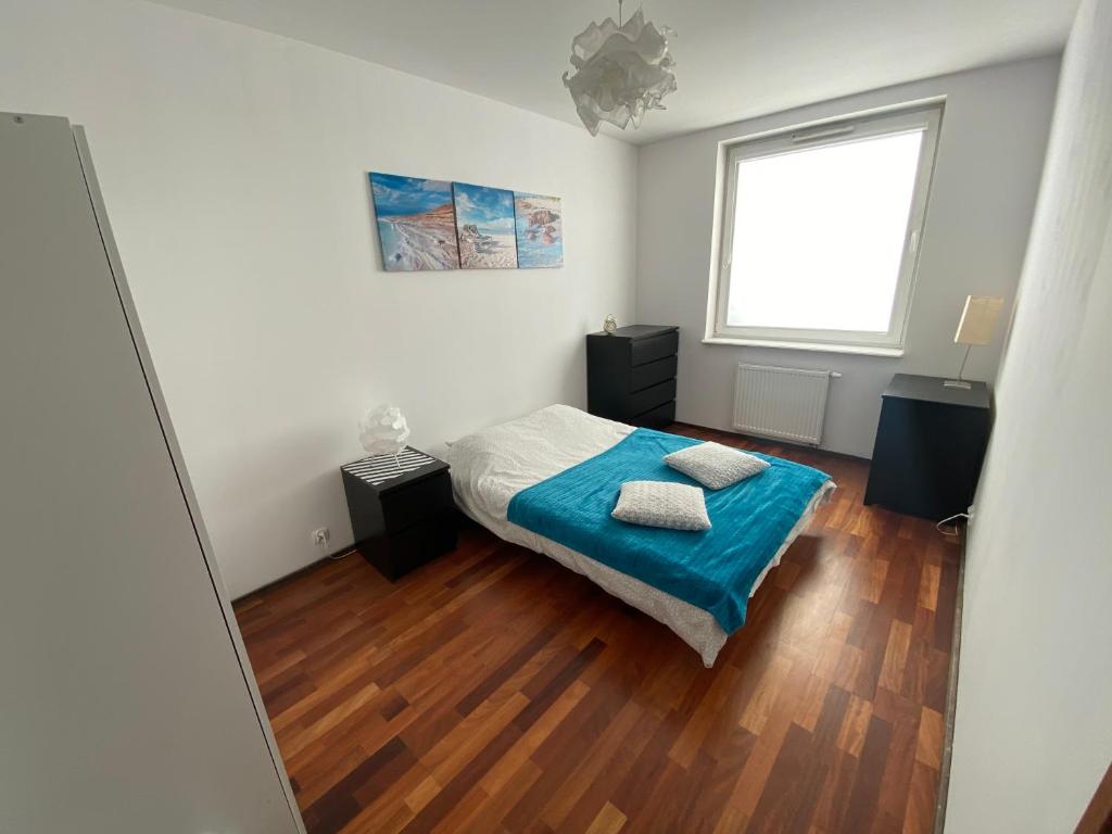 una piccola camera con letto e finestra di Apartament Żagiel a Danzica