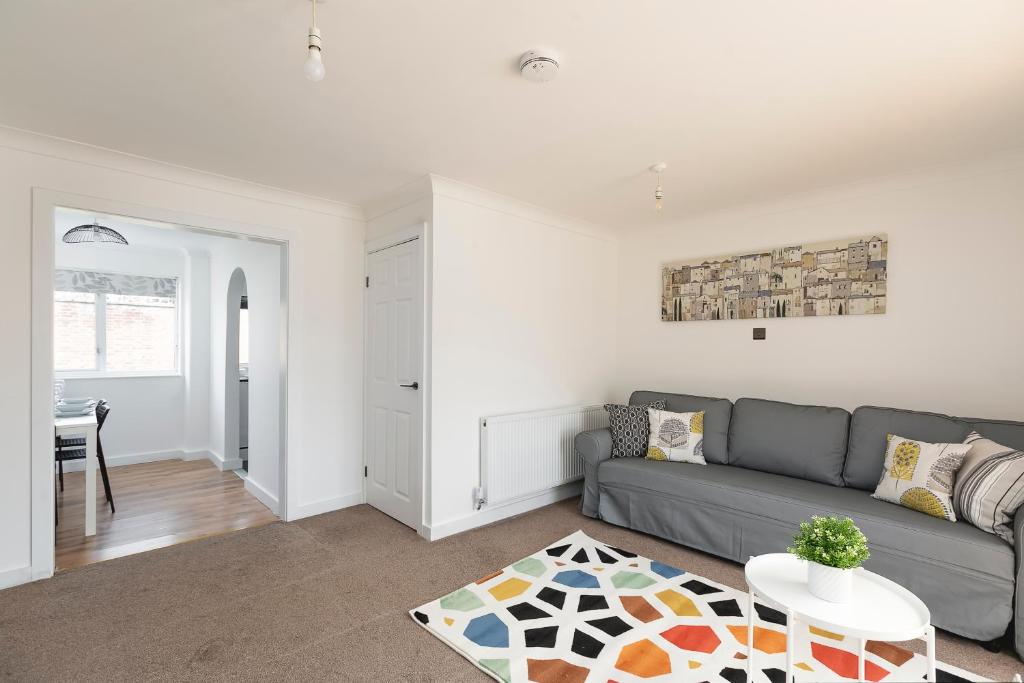 STEVENAGE SPACIOUS & COZY 3Bed House with Parking, Wifi, Garden