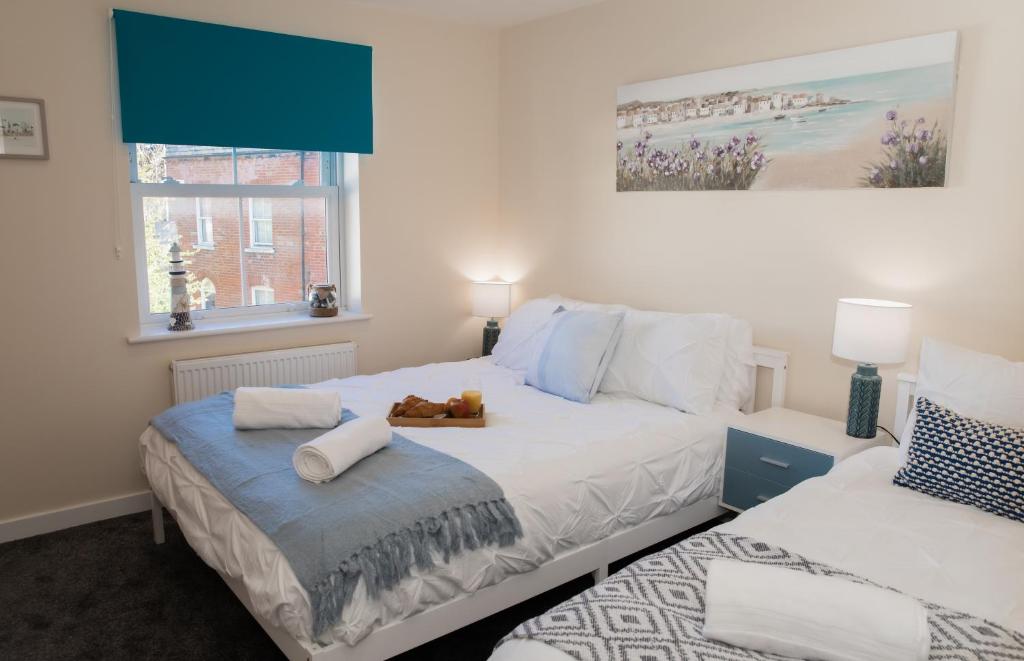 Säng eller sängar i ett rum på Lovely 2-bedroom Seaside Retreat with Free Parking
