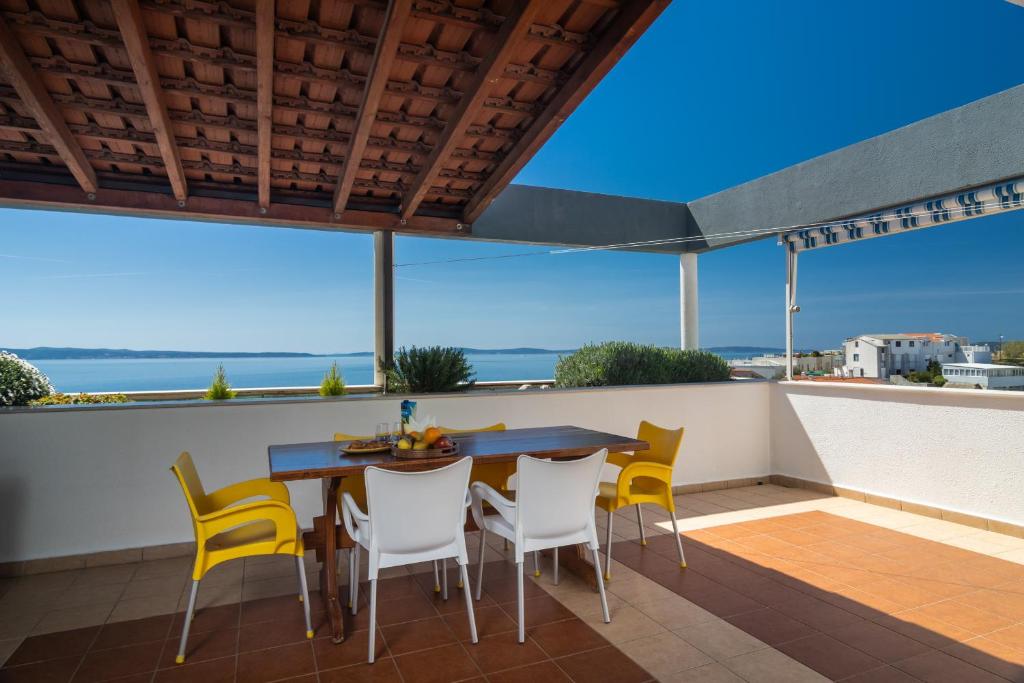 patio con mesa y sillas en el balcón en Apartment Horizon en Split