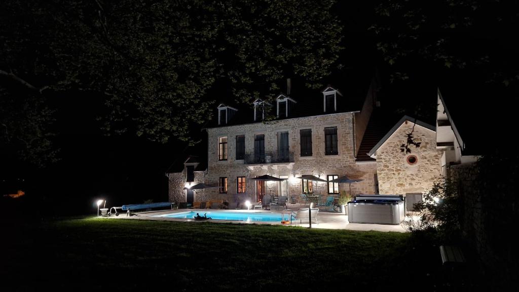 Bazén v ubytování Le 49 Côté Parc & SPA nebo v jeho okolí