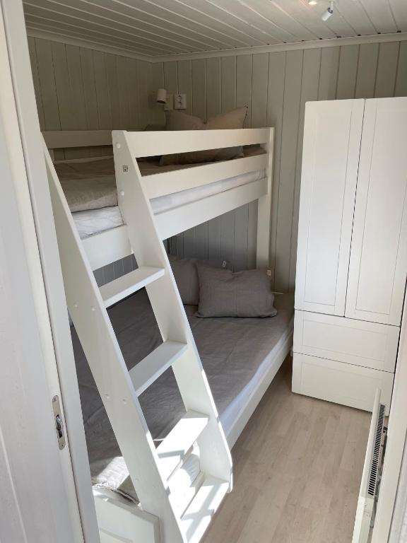 Postel nebo postele na pokoji v ubytování Brissundsbyn