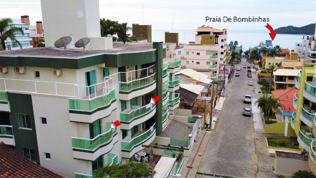 vistas a una calle de la ciudad con edificios en 1020 - Apto 03 dormitórios para locação em Bombinhas - Residencial Alameda Verde Apto 201, en Bombinhas