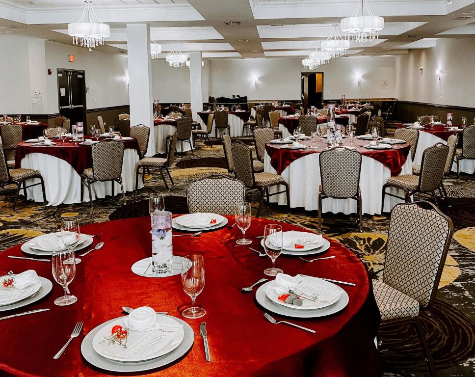 Crowne Plaza Chicago SW - Burr Ridge by IHG photo