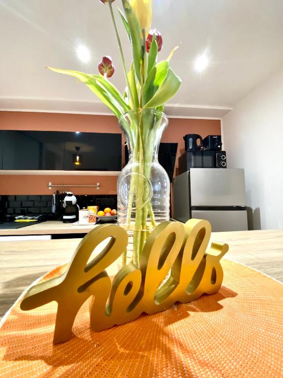 une table avec un vase et un signe qui dit : dans l'établissement Bella Noche by D&O, à Carcassonne