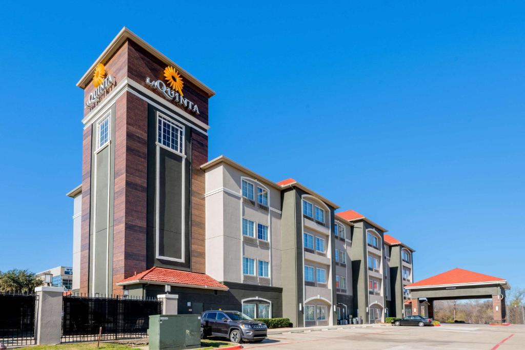 a building with a sign on the top of it at La Quinta by Wyndham Fort Worth Eastchase in Arlington