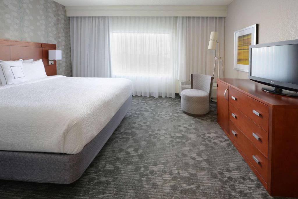 Sonesta Select Dallas Central Expressway - Mobility Accessible One Bedroom Suite King Bathtub