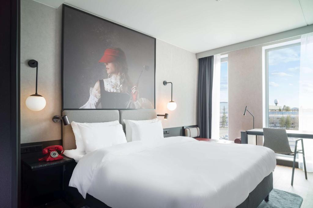 Postel nebo postele na pokoji v ubytování Radisson RED, Oslo Airport