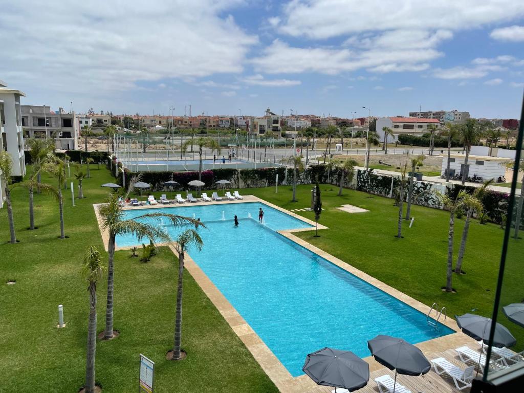Bazén v ubytování Bel appartement pied sur mer vue imprenable sur piscine et jardins nebo v jeho okolí