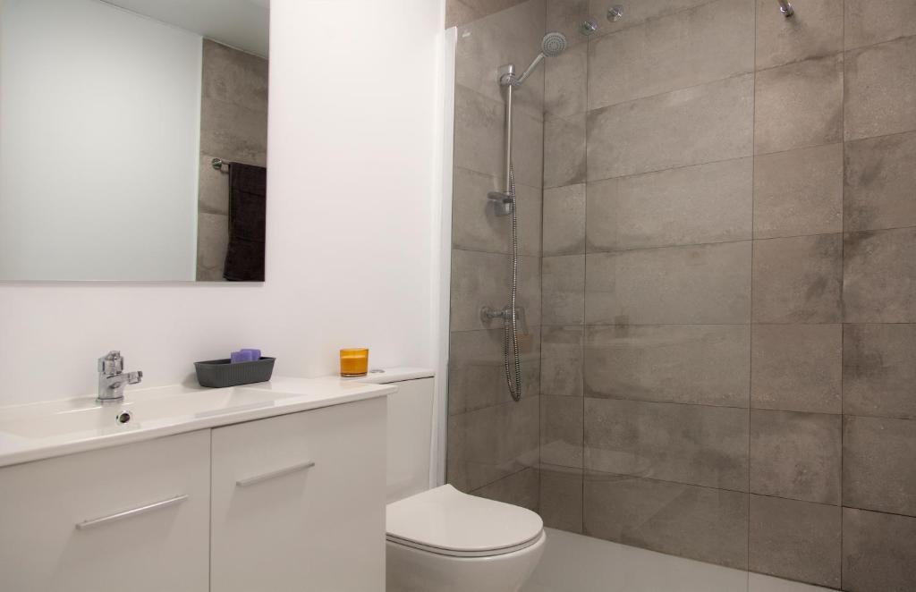 A bathroom at Agradable adosado con piscina la Hidalga