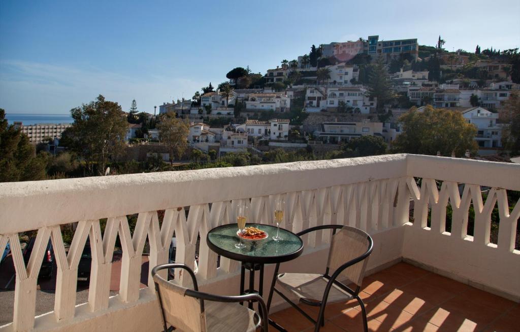 A balcony or terrace at Agradable adosado con piscina la Hidalga