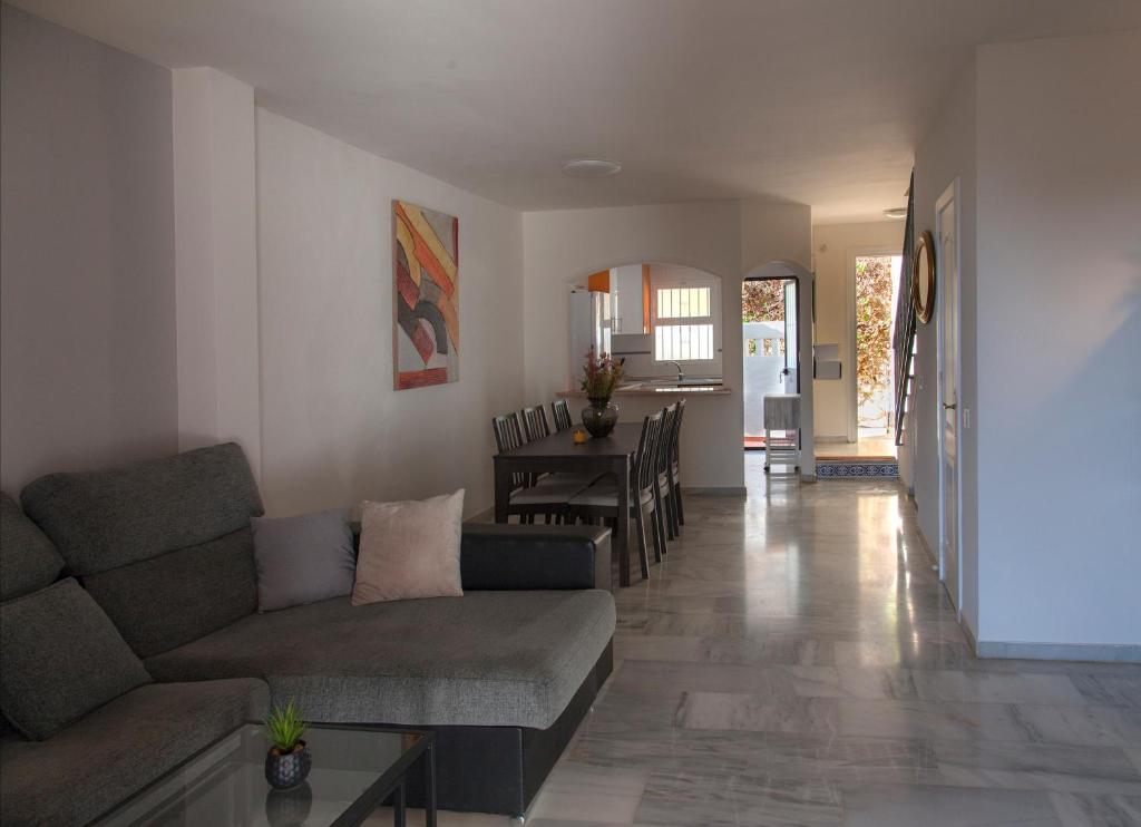 A seating area at Agradable adosado con piscina la Hidalga