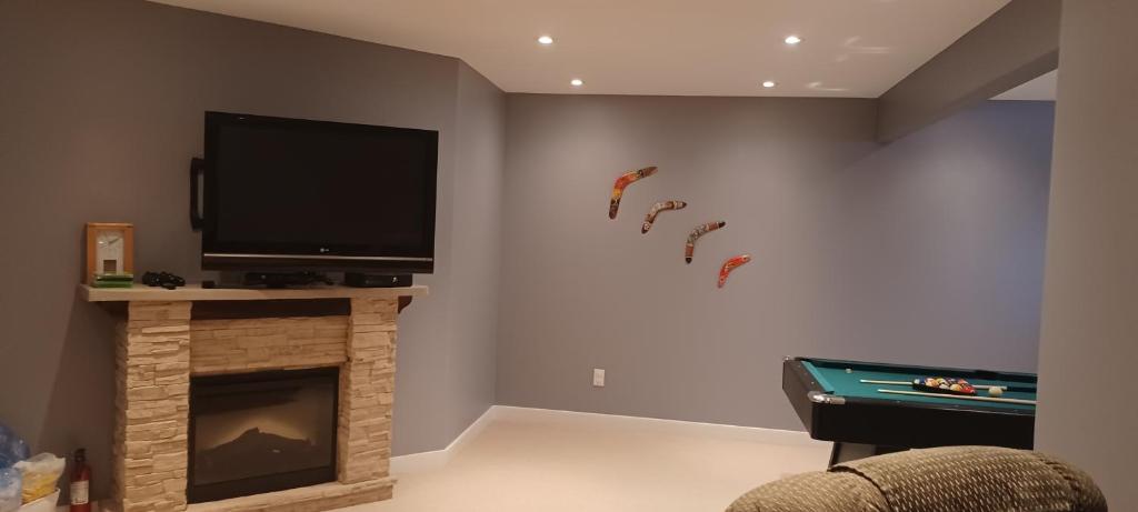 Een TV en/of entertainmentcenter bij 680 SQ FT Private Space With Ensuite Bathroom
