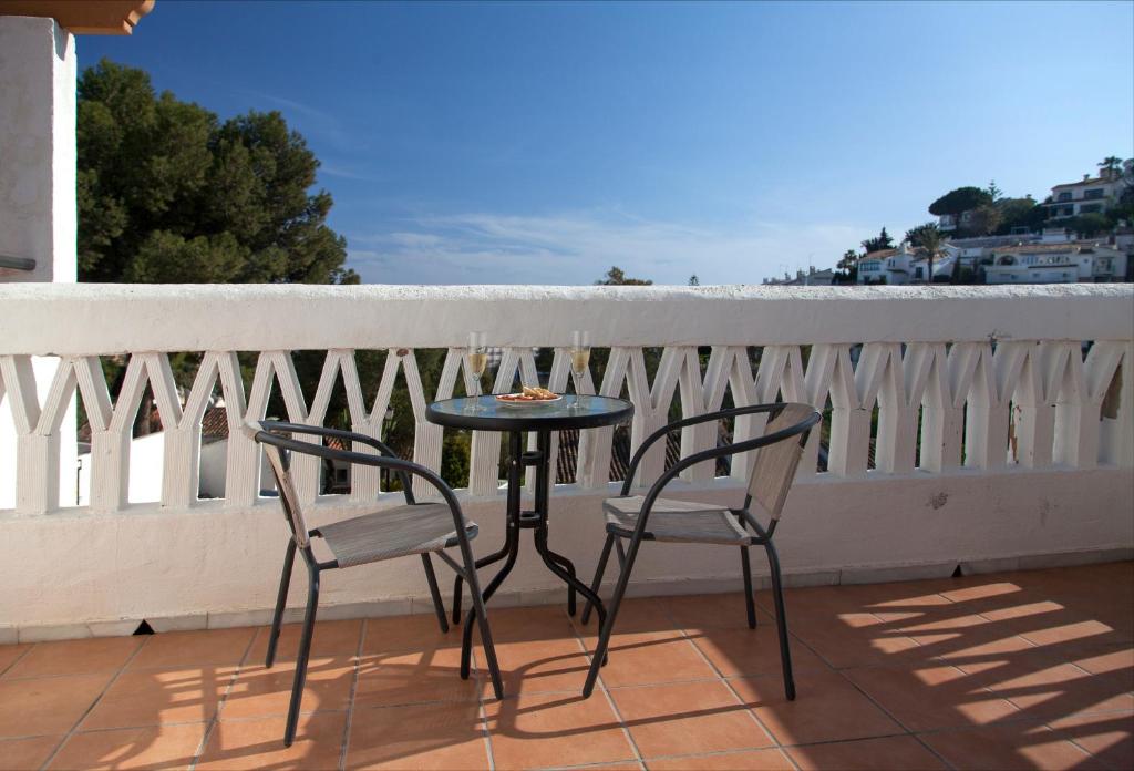 A balcony or terrace at Agradable adosado con piscina la Hidalga