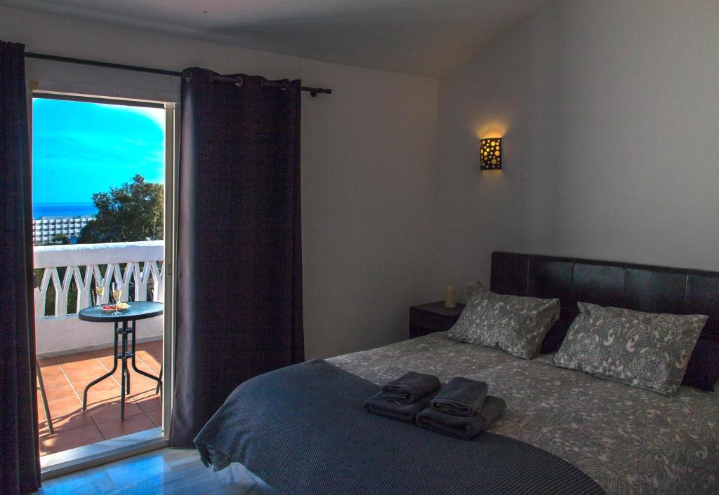 A bed or beds in a room at Agradable adosado con piscina la Hidalga