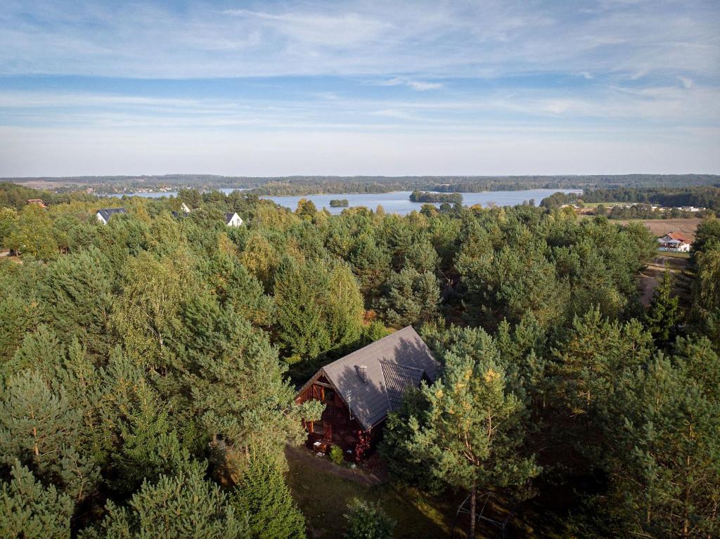 uma vista aérea de um celeiro nas árvores em Domek na Kaszubskiej z balią i kominkiem em Skoszewo