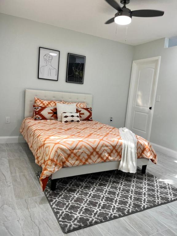 um quarto com uma cama e uma ventoinha de tecto em VillaBella em Fort Myers