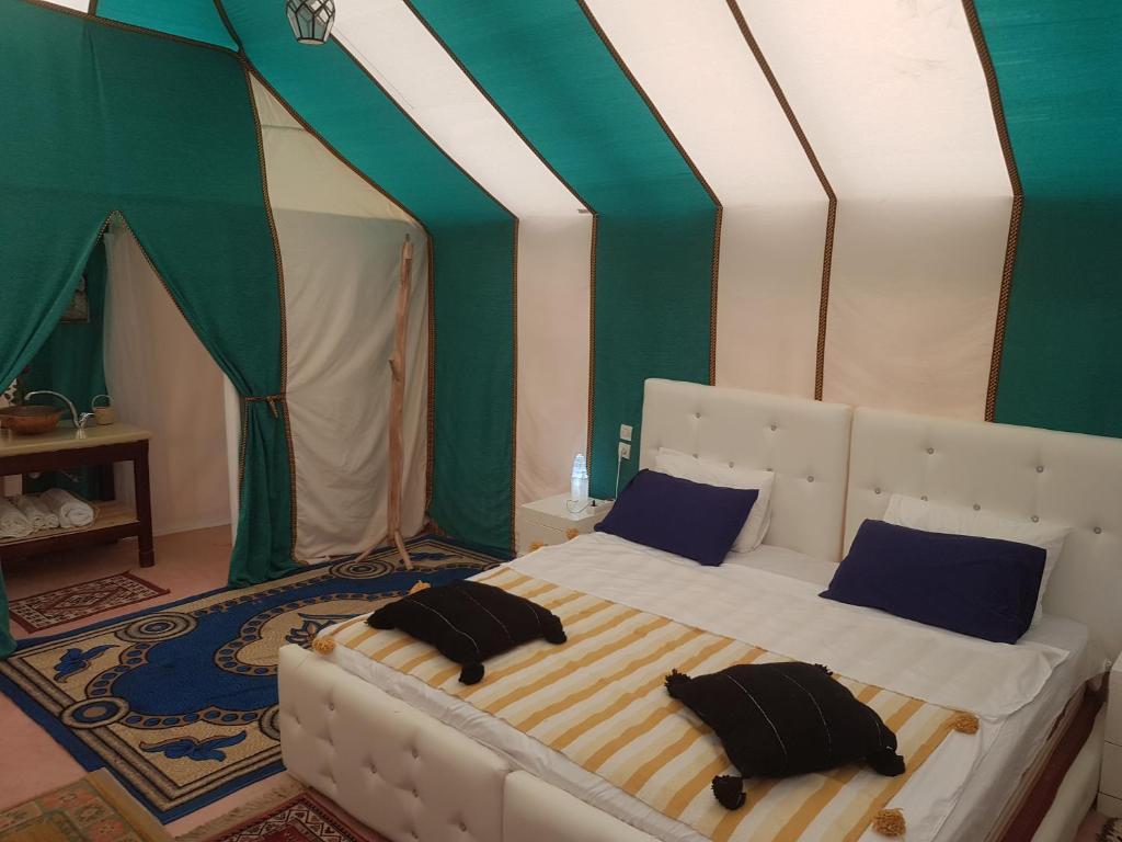 Postel nebo postele na pokoji v ubytování Merzouga Activities Camp
