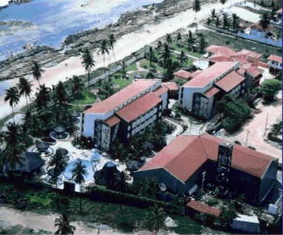 una vista aérea de un complejo en la playa en Hotel Canarius D'Gaibu, en Cabo de Santo Agostinho