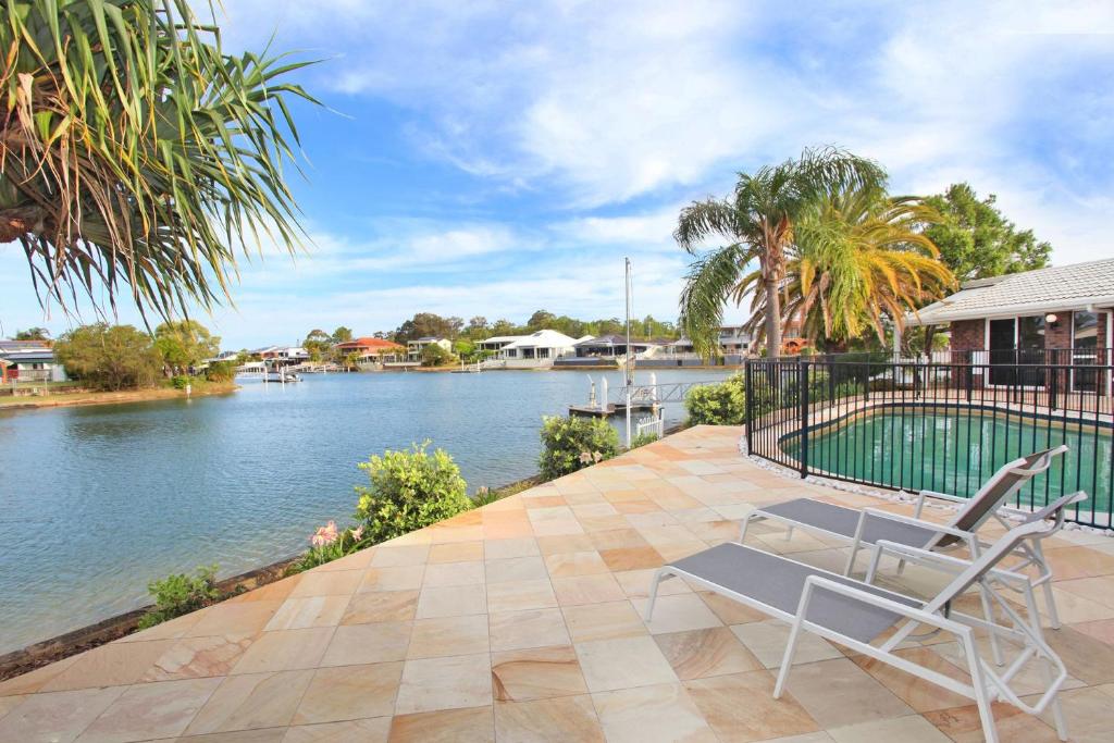 Gallery image of 4 bedroom house on canal, private beach, pool and pontoon in Maroochydore