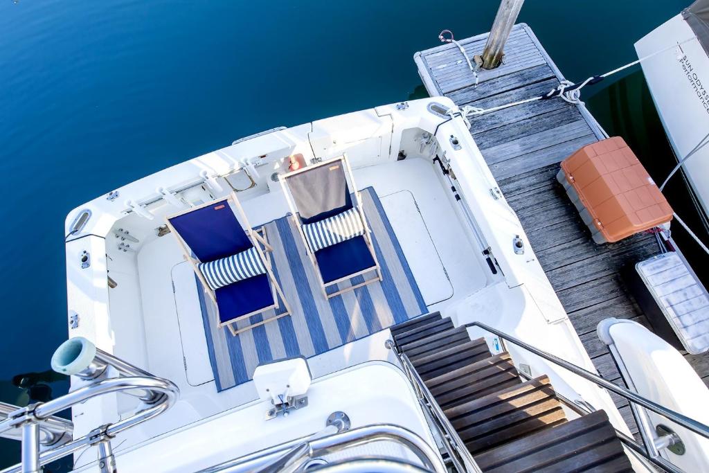 un bateau avec des escaliers sur son côté dans l'établissement Oyado Kai - Vacation STAY 35285v, à Sasebo