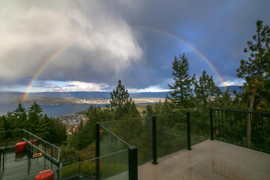 Ein Regenbogen über einer Stadt in der Unterkunft Honeymoon Suite in West Kelowna