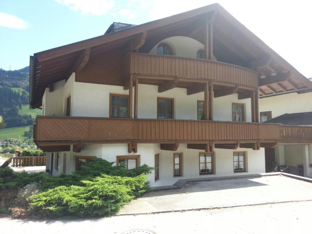 un gran edificio con techo de madera en Zillertal Apartments, en Hippach
