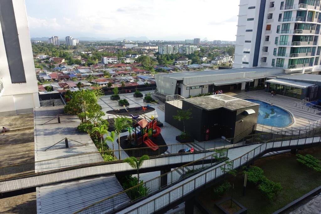 Bazén v ubytování 8pax Cozy Home Stay Jazz Suites 1 Vivacity Kuching Sarawak 3BR nebo v jeho okolí