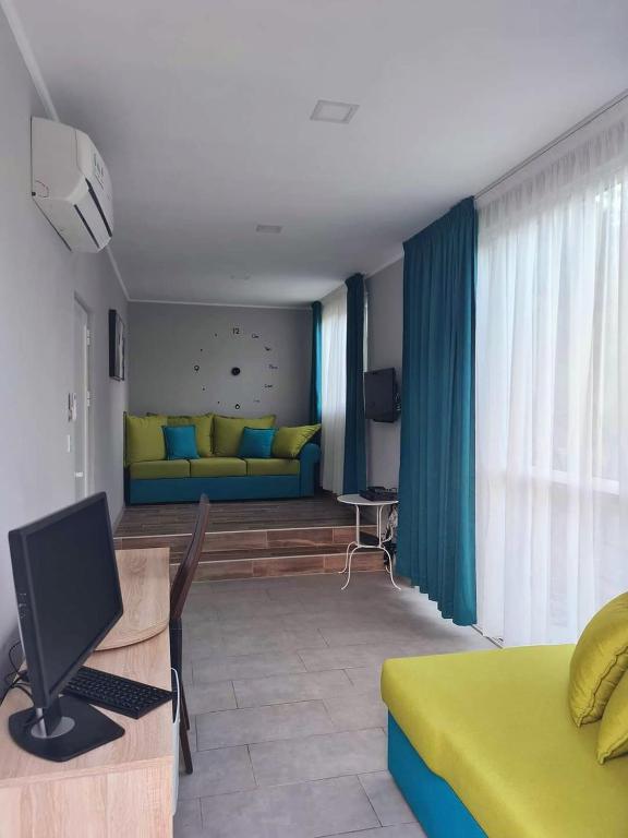TV a/nebo společenská místnost v ubytování Takamakasky Villas